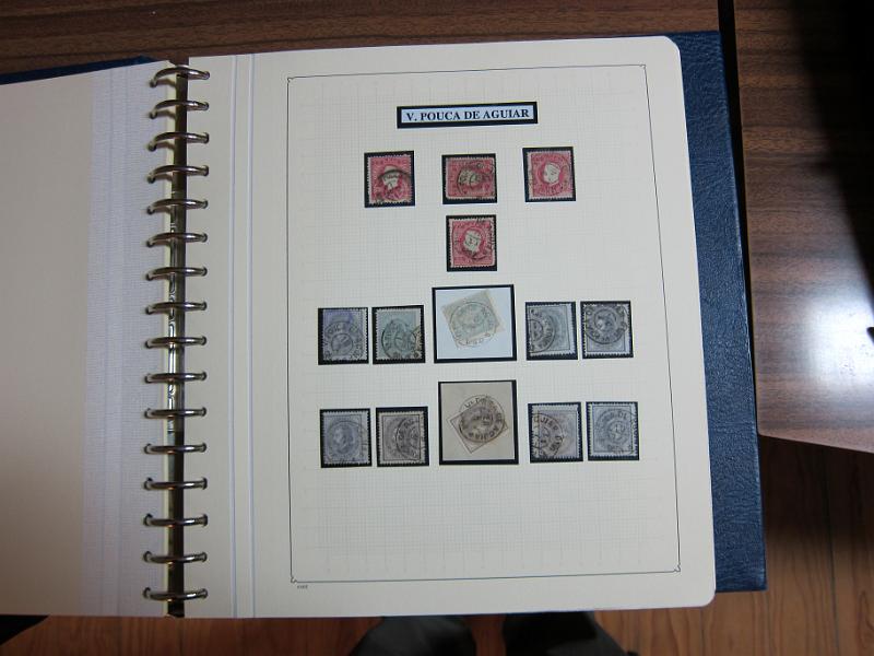 0019 (218).JPG -     Lote:    19      Marcofilia      Lotes Especiais       Descrição:         Portugal. Colecção especializada de carimbos de duplo círculo, tipo 1852, montada em 4 álbuns Lindner, com selos de diversas emissões e cartas, com estudo minucioso de cada marca. Lote a ver.         Lote       Valor Base:     &euro; 2.500,00     Valor Venda:     Retirado     